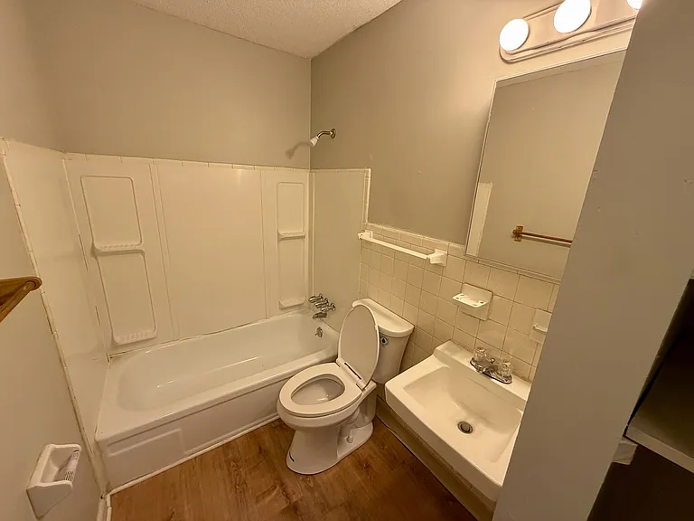 1143 Clay Ave — Photo 7