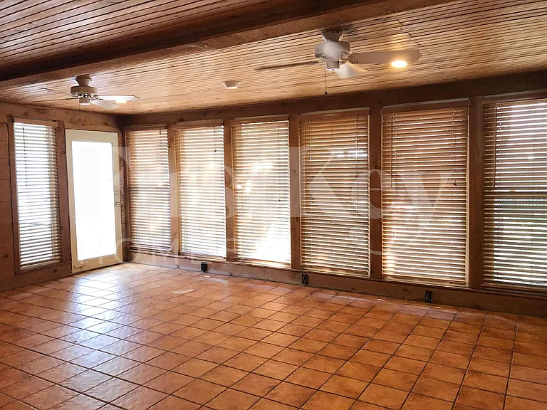 2710 Peachtree Ln — Photo 32