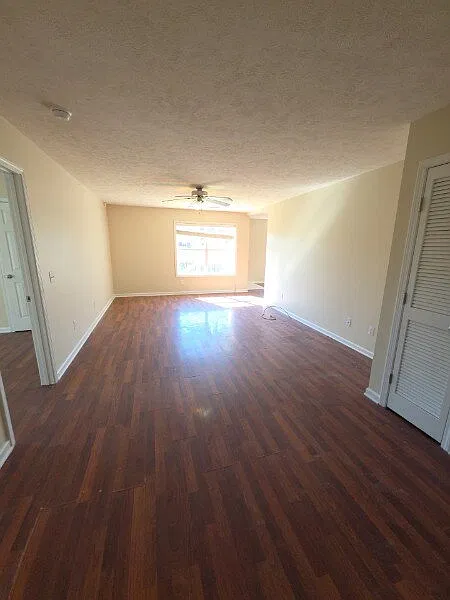3 bed, 2.0 bath, 1327 sqft, $1,350 — Photo 2
