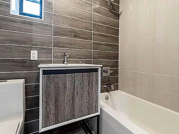 5th image of 139 Tompkins Ave #2A