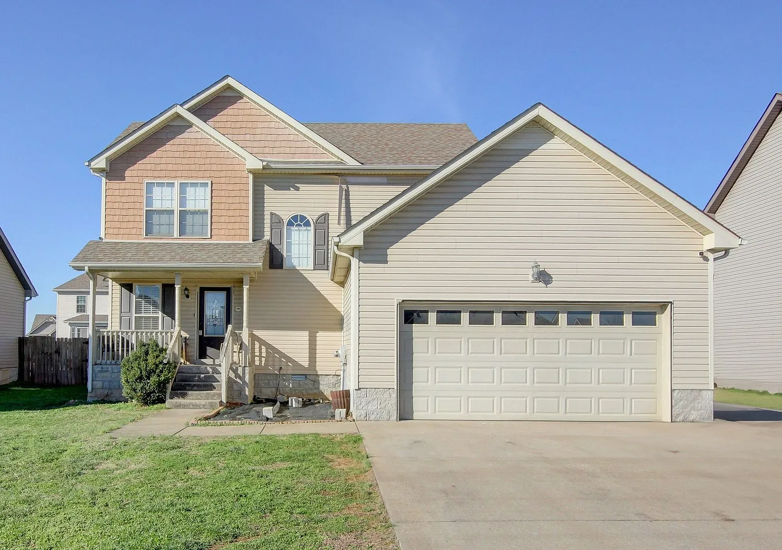 Beautiful Two Story Home With Hardwood Flooring and Fireplace — Photo 1