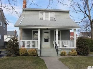 25 Huntington Ave, Lynbrook, NY 11563