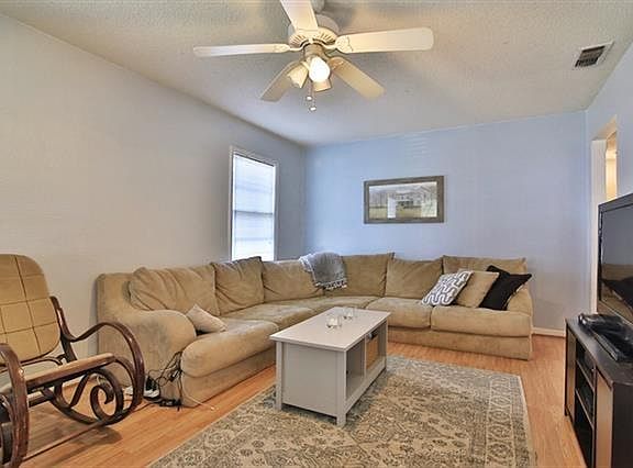 3rd image of 817 Woodlawn Dr