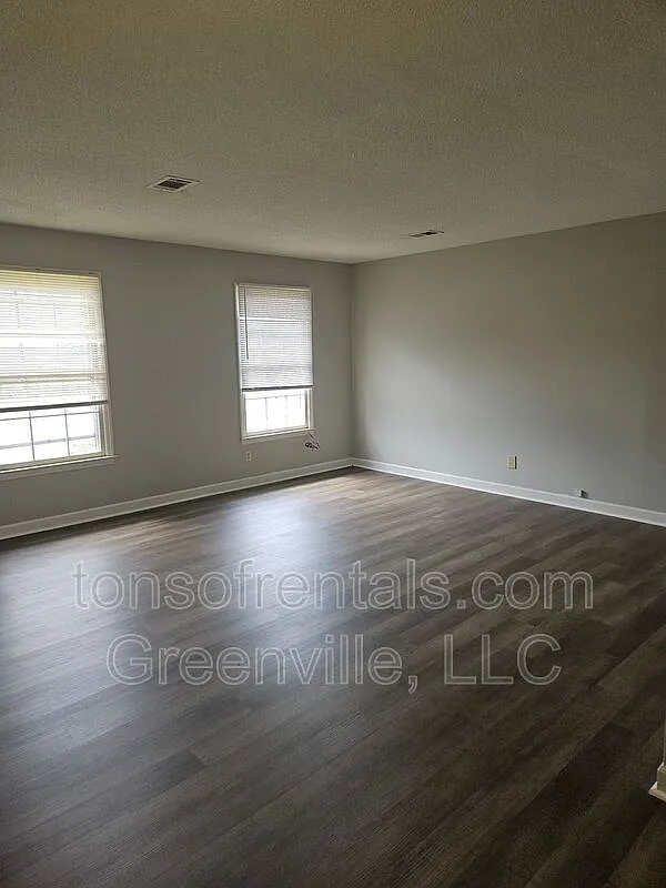 2 bed, 1.0 bath, $1,050 — Photo 2