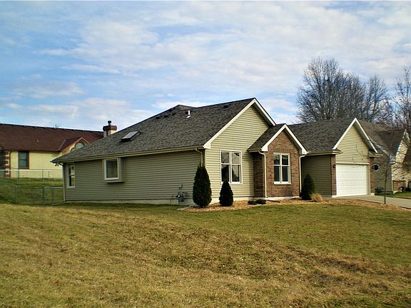 3rd image of 109 Cedar St