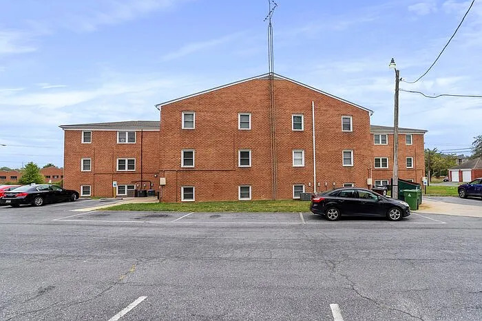 1499 N East St #12 — Photo 7