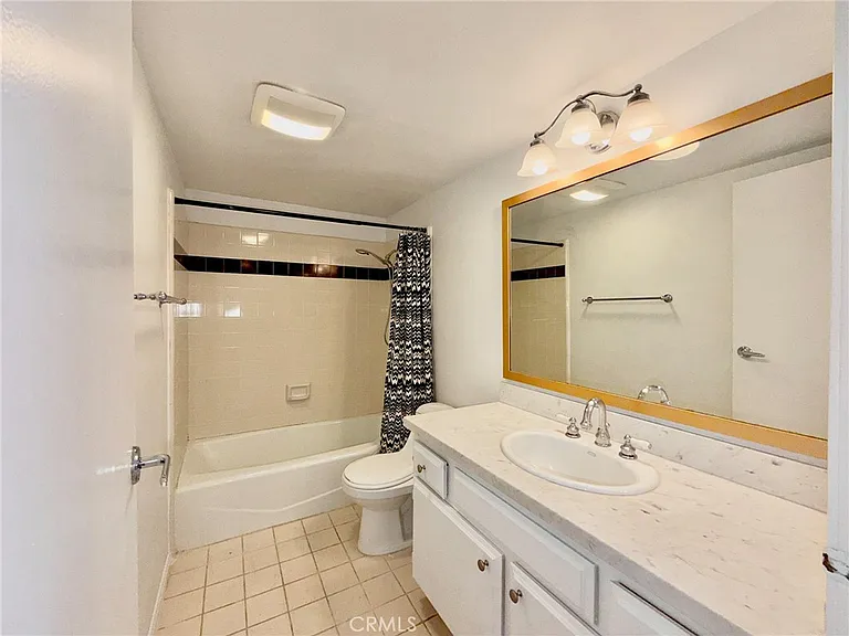 1129 Larrabee St #10 — Photo 7
