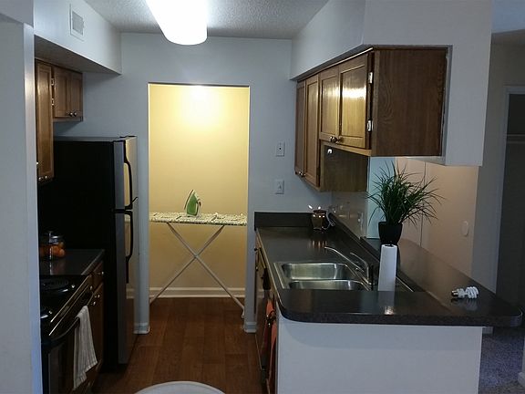 3rd image of 124 N Walnut Cir APT C