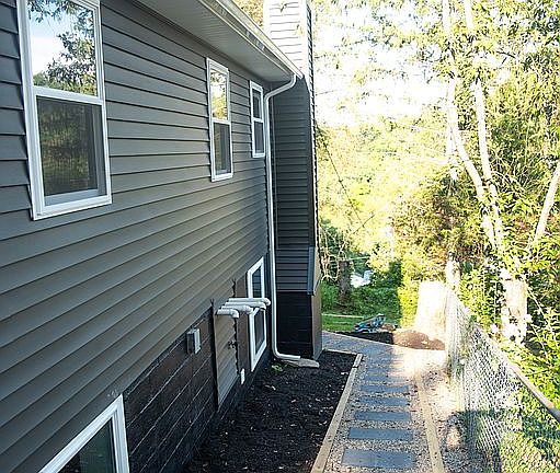 4th image of 56 Walnut St