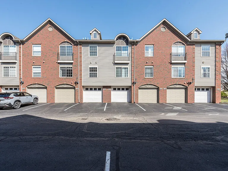 120 W Oakbrook Dr — Photo 35