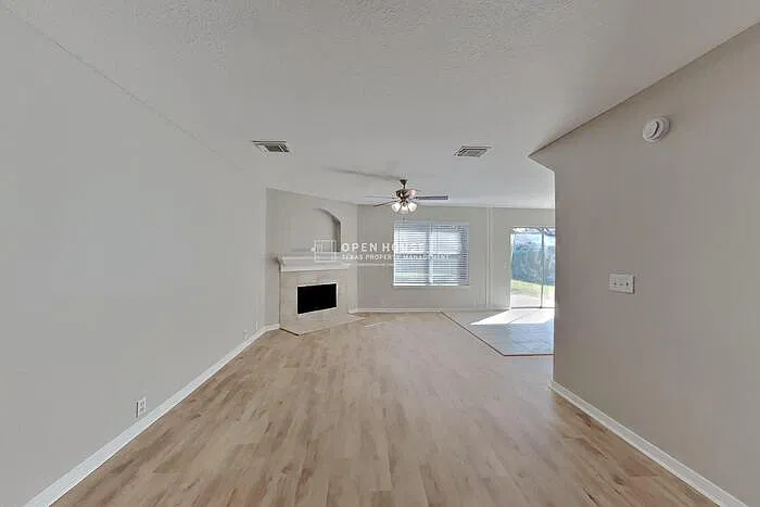 3 bed, 2.5 bath, 1920 sqft, $2,050 — Photo 4