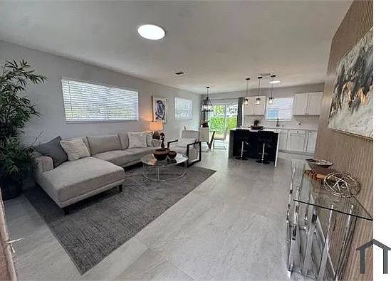 3 bed, 1056 sqft, $3,200 — Photo 2