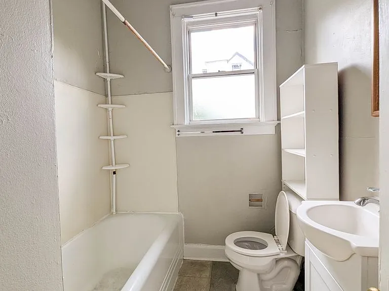 2322 Stratford Apts — Photo 4
