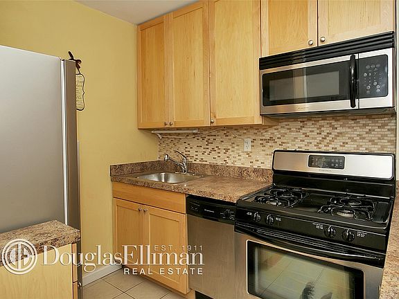 3rd image of 80 William St #2A