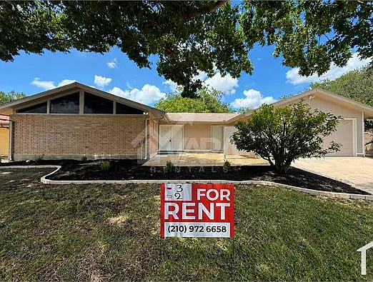 3 bed, 1344 sqft, $2,100 — Photo 2