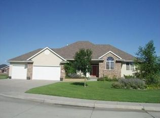 1527 Warbler Cir, Grand Island, NE 68803