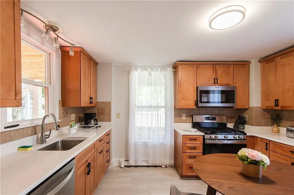 3 bed, 1.0 bath, 1000 sqft, $3,500 — Photo 3