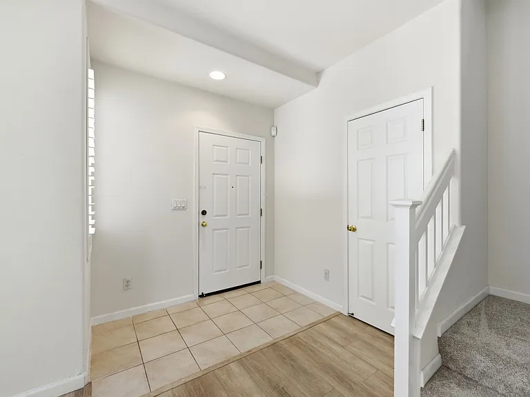 552 Stonehaven Ct — Photo 2