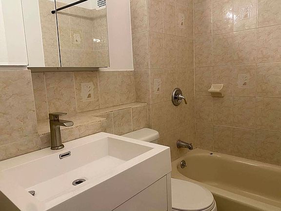 4th image of 45 W 68th St APT 5