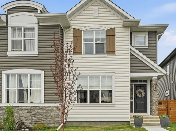 77 S Wolf Gate, Okotoks, AB T1S 5T9