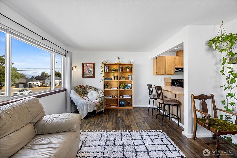 3rd image of 903 27th Street #2