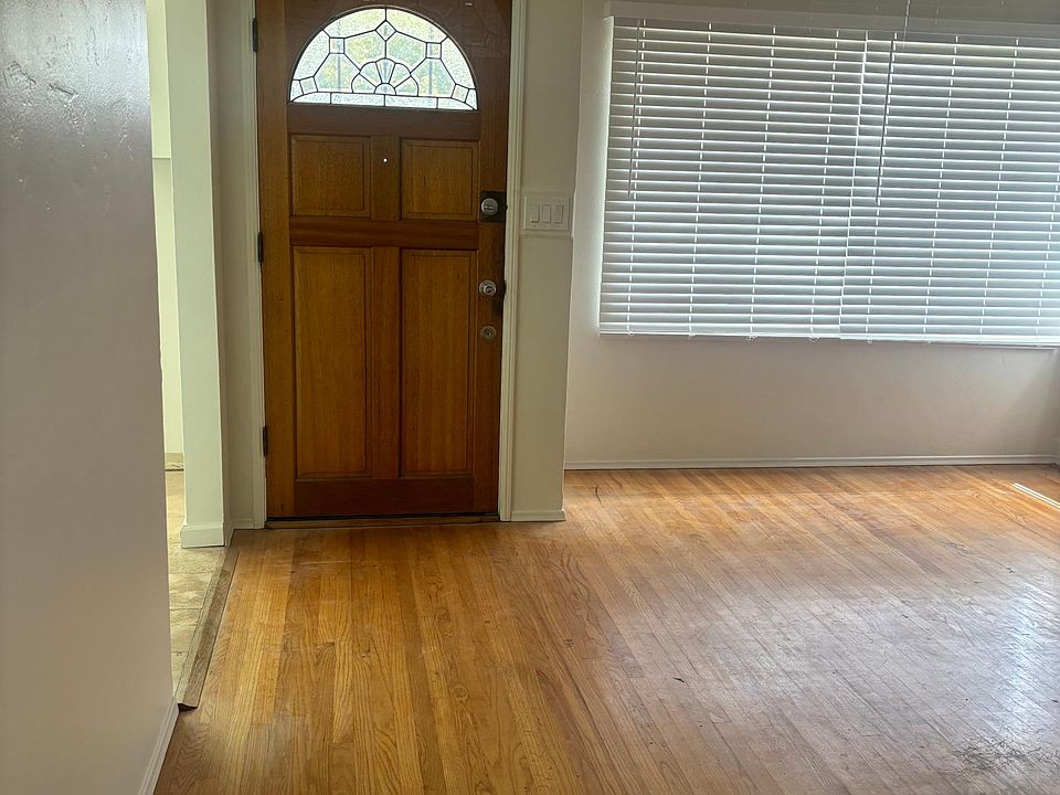 Entry to Livingroom