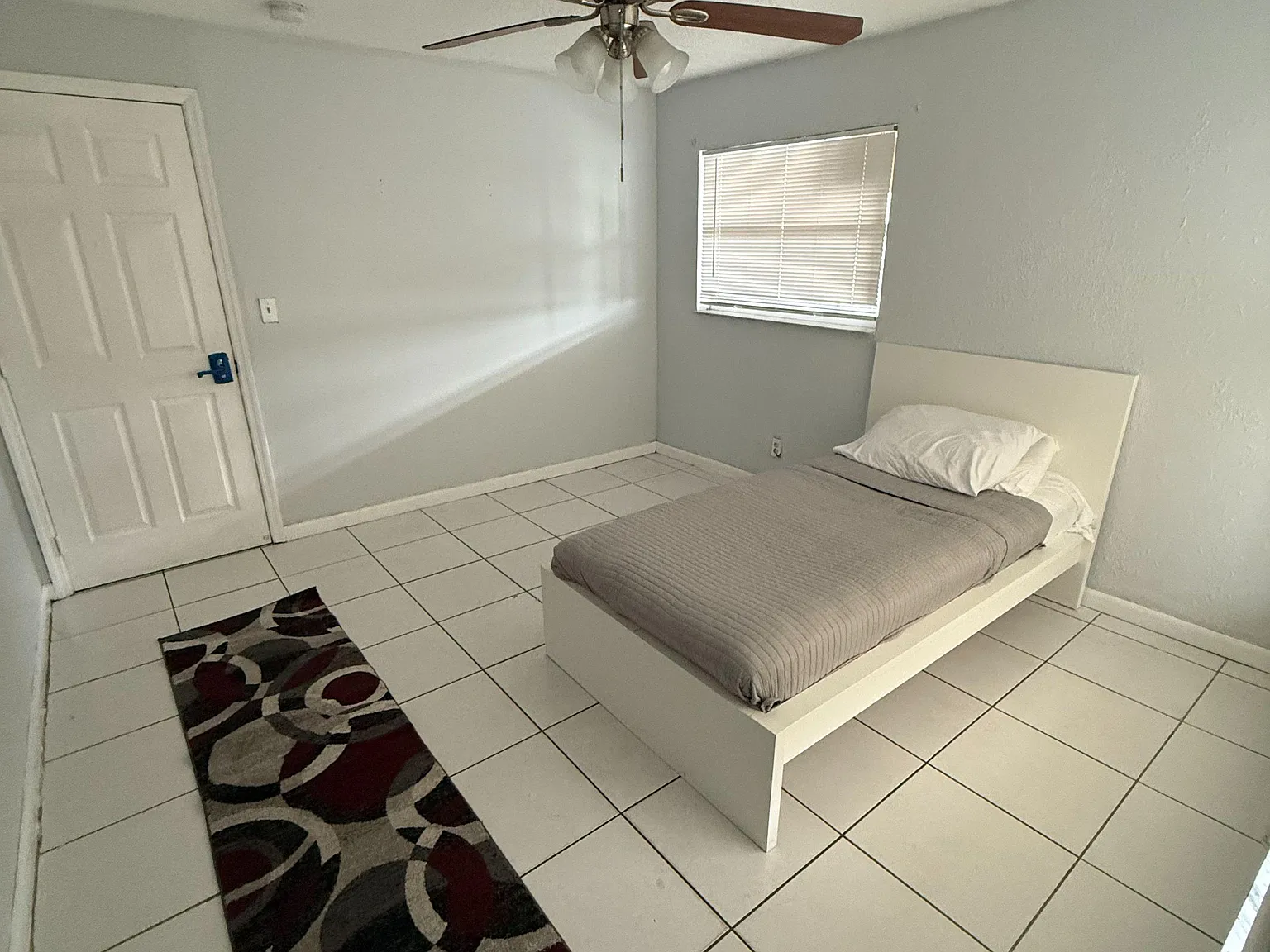 3 bed, 1.0 bath, 3000 sqft, $975 — Photo 1