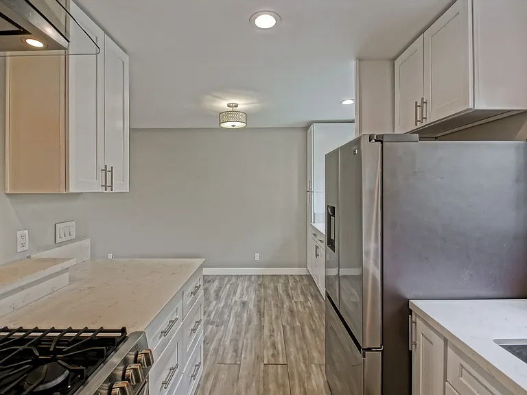 1923 Vanderbilt Ln — Photo 16