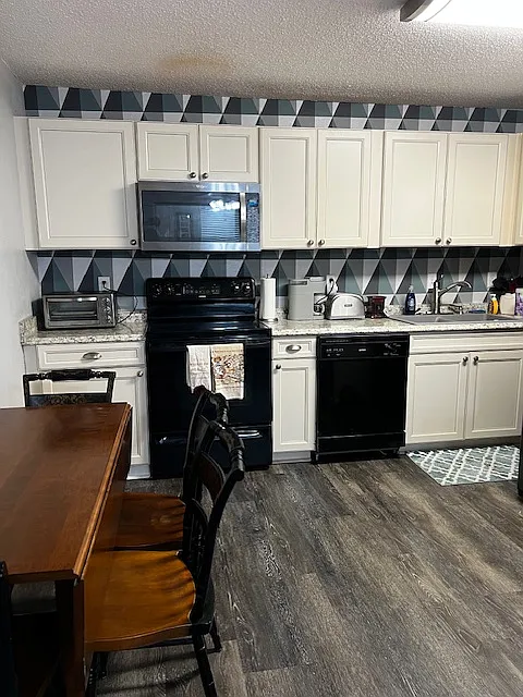 Kitchen - 403 Hayden Rd #119