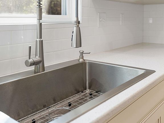 4th image of 4058 Red Oak