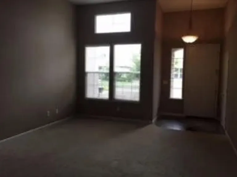376 Noble Dr — Photo 4