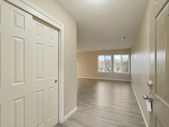 495 Cherry Ln APT J, Manteca, CA 95337