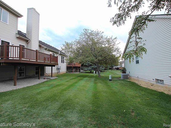 3rd image of 487 Woodvale Dr