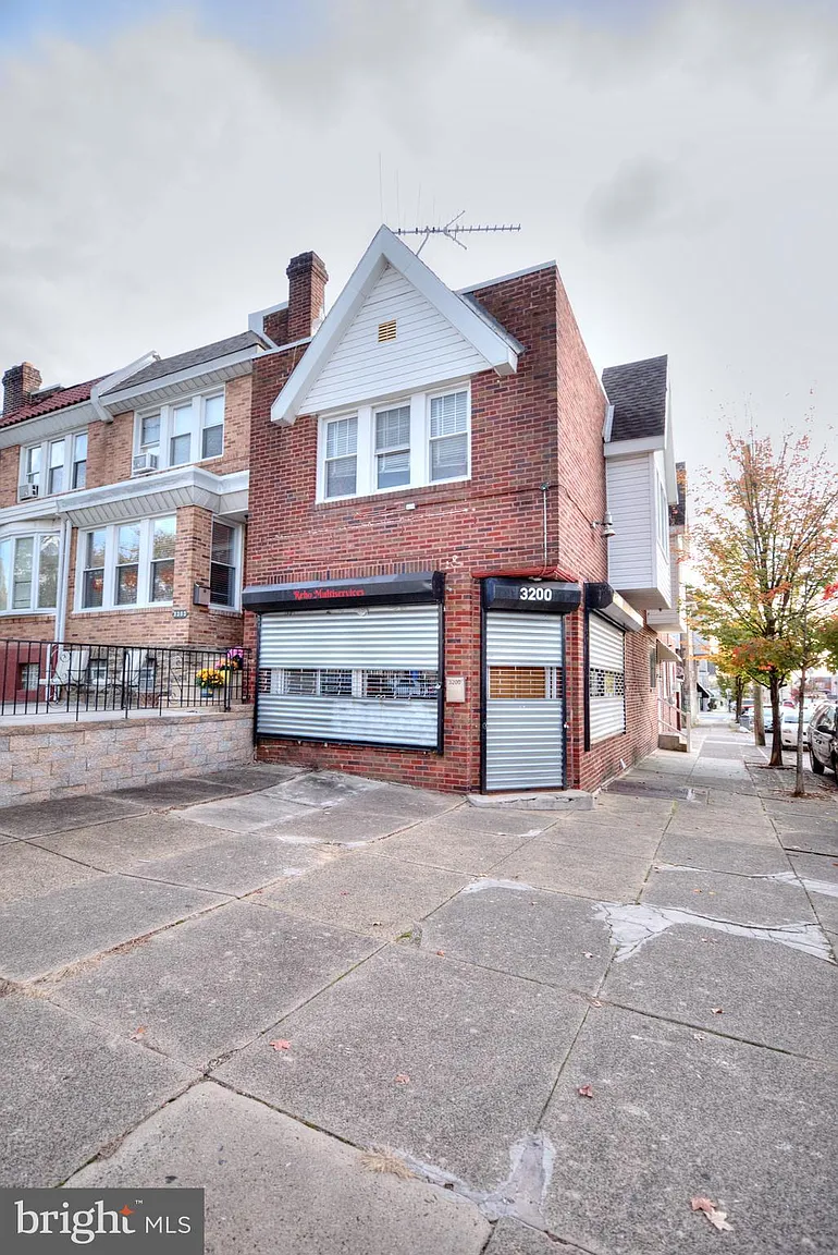 3200 Fanshawe St photo 1