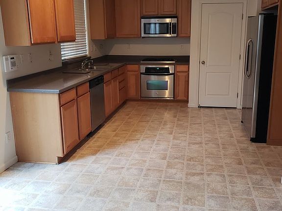 4th image of 17 Seatuck Ct