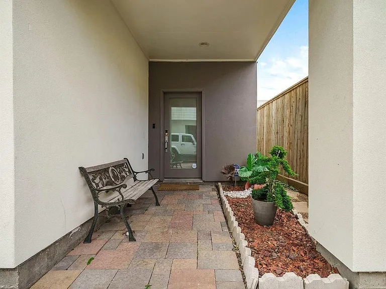 2220 Bastrop St — Photo 2