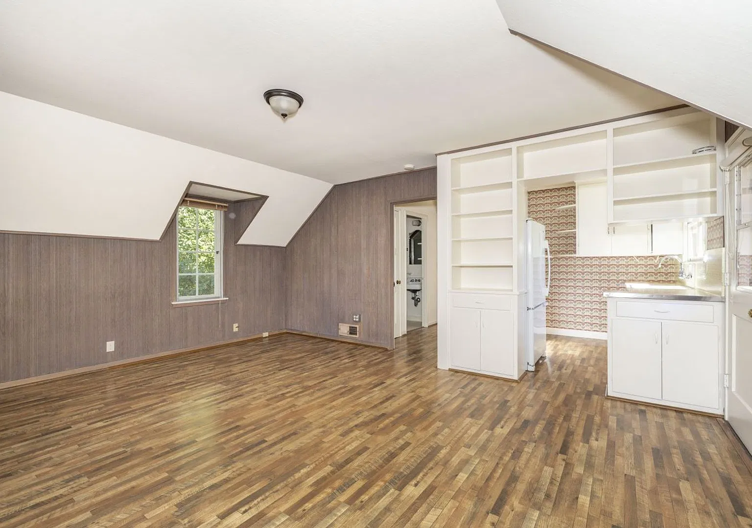 1 Bed, 1 Bath Standalone ADU w/ Laundry & Private Yard in Prestigious Crescent Park — Photo 3