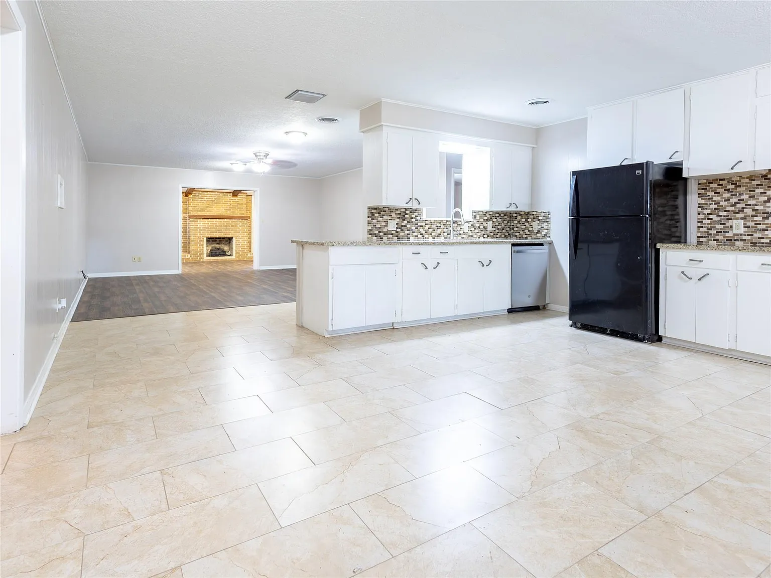 3 bed, 2.0 bath, 2126 sqft, $1,850 — Photo 4