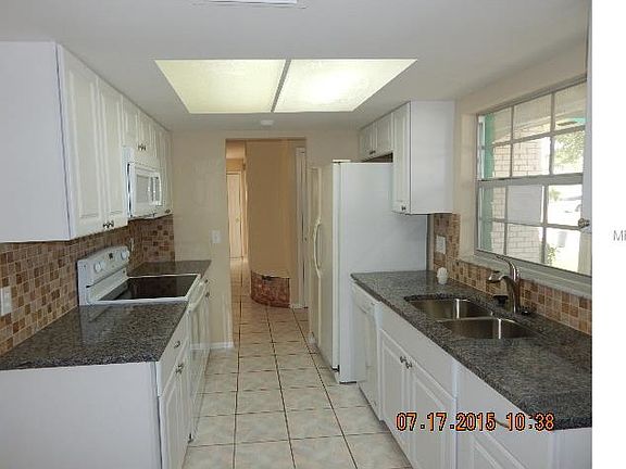 4th image of 70 Carriage Hill Cir