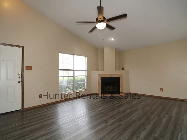 2404 Windmill Dr — Photo 8