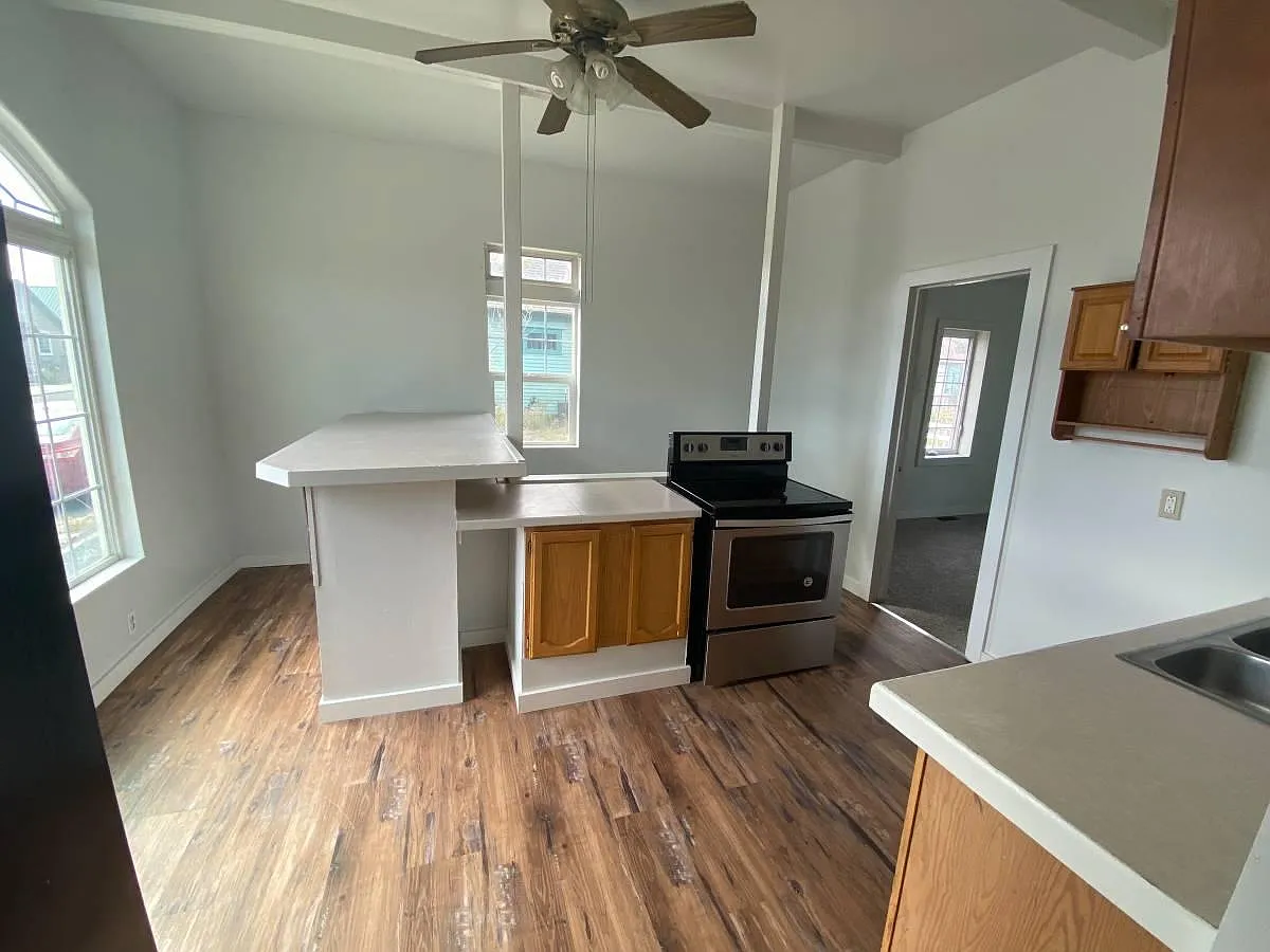1135 Farrell St — Photo 3