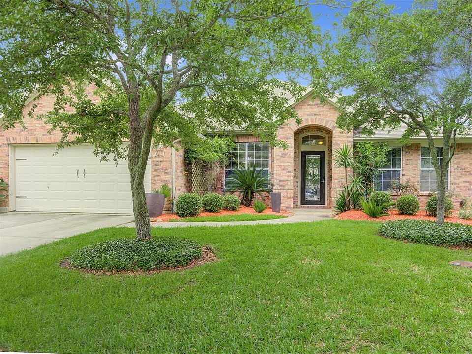1st image of 611 Castle Cove Ln