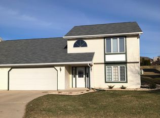 912A N Clover Ln, Cottage Grove, WI 53527