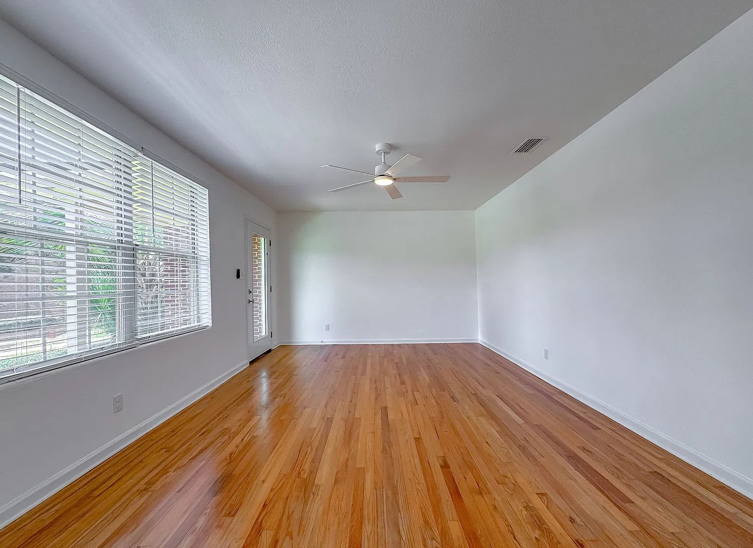 Renovated Midtown 2/1 W/ Wood Floors. Washer/Dryer, & Deck! Water, Sewer, & Lawn Maint Inc! Avail... — Photo 3