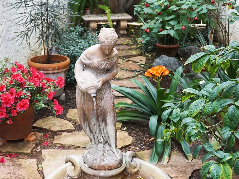 Side fountain