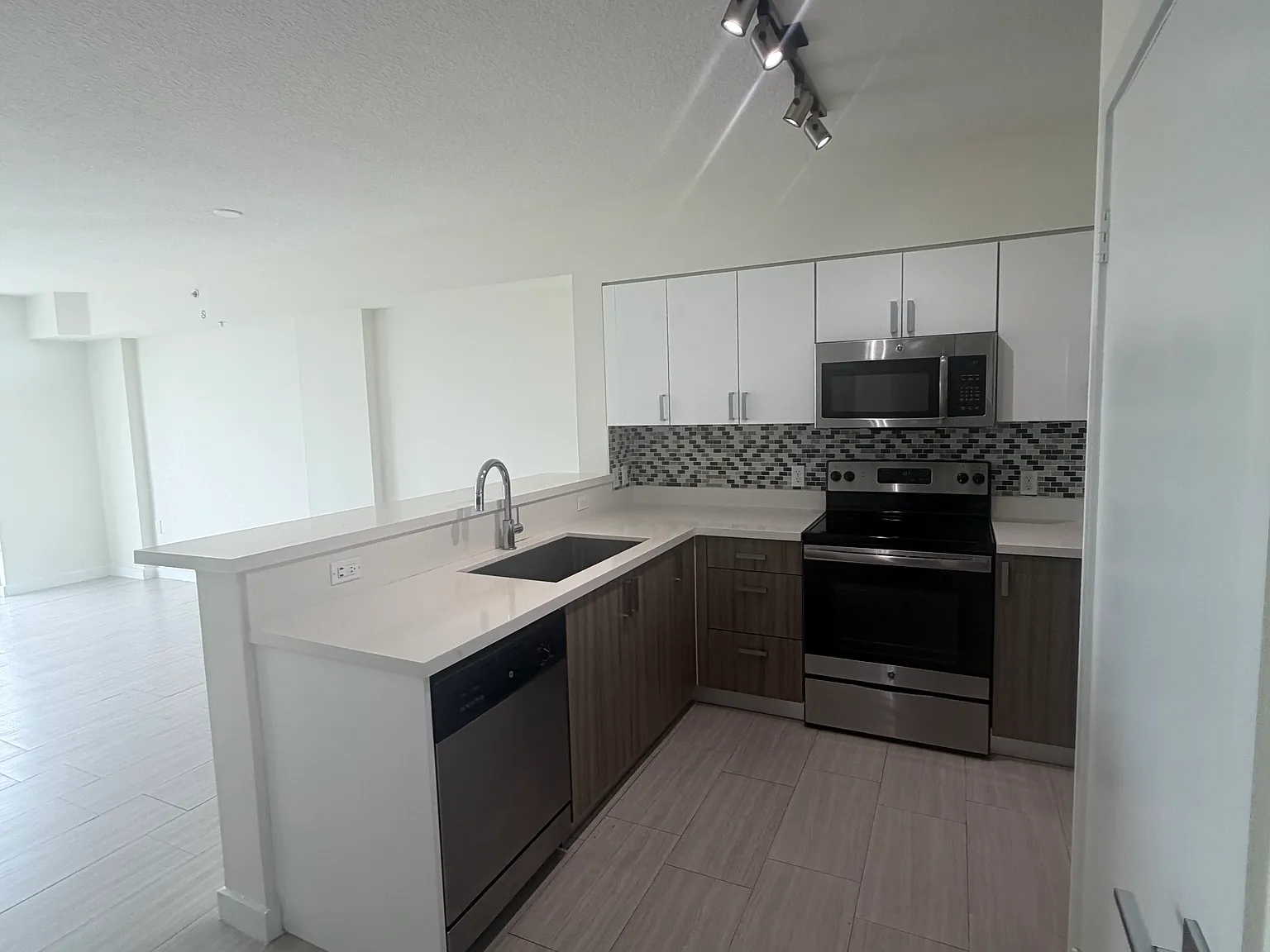 1 bed, 830 sqft, $2,700 — Photo 1