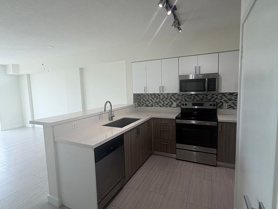 1st image of 445 NE 39th St #502
