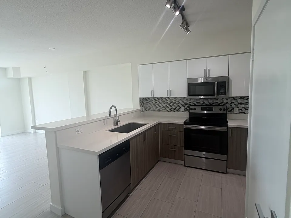 445 NE 39th St #502