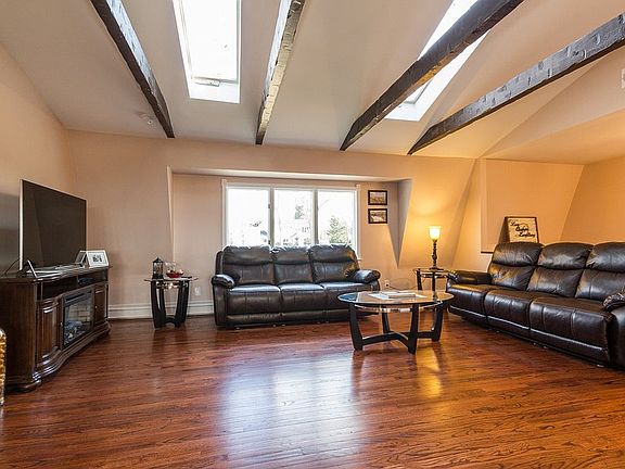 3rd image of 21 Green Knoll Ct