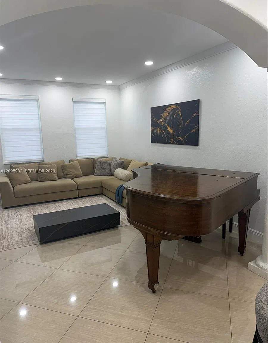 5 bed, 4.5 bath, 3056 sqft, $9,995 — Photo 1